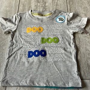 Pinkfong gray short sleeves animal printed Baby shark size 5Tfor boys